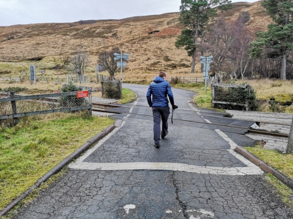 Level crossing next to Kildonan railway station
