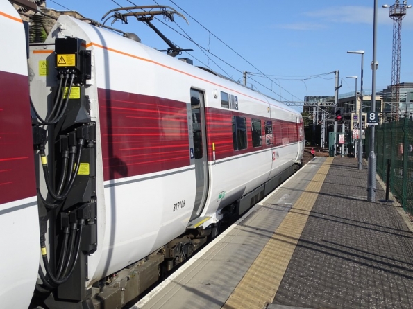 LNER Class 800 Azuma 800106 at Edinburgh Waverley