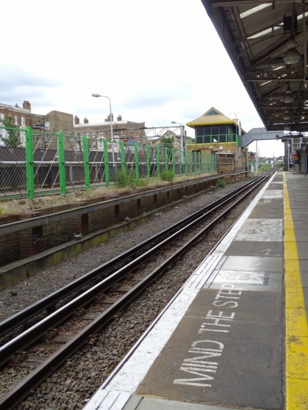 Queen's Park (London) railway station