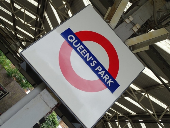 Queen's Park (London) railway station